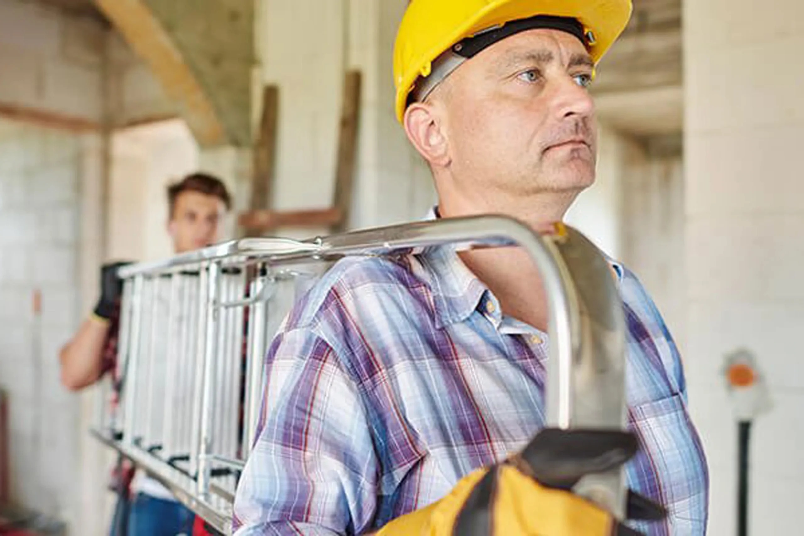 Techniques to carry a tall ladder