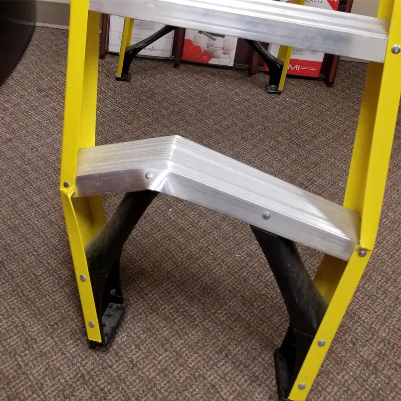 Ladder with bend step